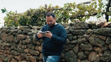 Akıllı telefondaki oyun bir oyunla eğleniyor. . 