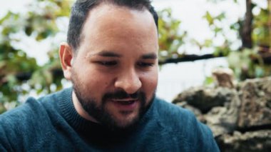 Tepki veren ve tezahürat yapan bir adam . 