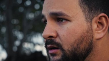 Korkmuş Adam Titriyor Korkuya neden oluyor. 