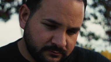 Ekşi bir limonu ısıran ve tiksinen bir adam. .