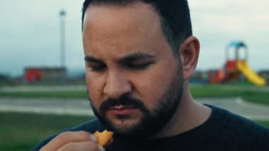 Kokuşmuş bir bisküviden gelen kötü kokulu adam. . 