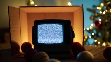 Televizyonda Noel kutusuna parazit var. Yüksek kalite 4k görüntü