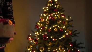 Adamın elinde Noel hediyesi paketi var..