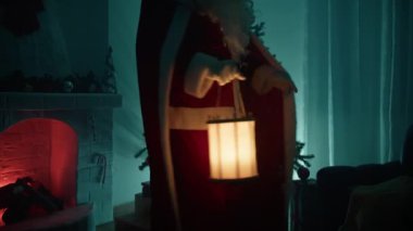 Noel Baba Noel ağacının önünde dans eder. Yüksek kalite 4k görüntü