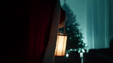 Noel Baba Noel arifesinde eve girer. Yüksek kalite 4k görüntü