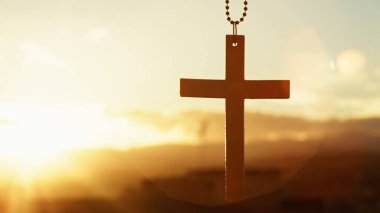 Gün batımında bir haçın silueti