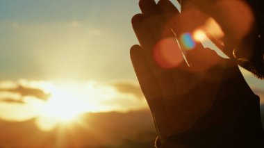 Gün batımında bir haçın silueti