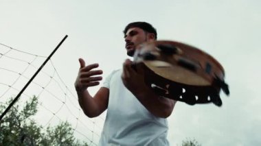 Doğada Geleneksel Alet Oynayan Adam 