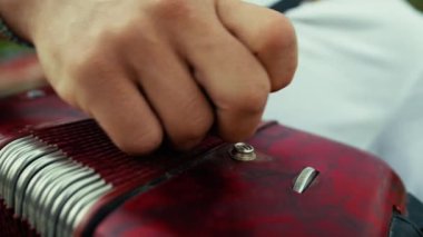 Doğada Geleneksel Alet Oynayan Adam 