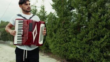 Doğada Geleneksel Alet Oynayan Adam 