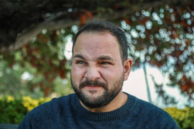 Bir erkeğin farklı ifadeleri ve duyguları. 