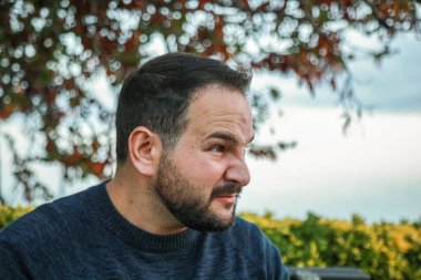 Bir erkeğin farklı ifadeleri ve duyguları. 