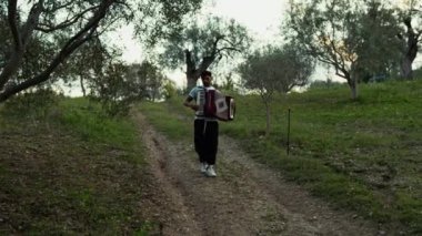 Doğada Geleneksel Alet Oynayan Adam 