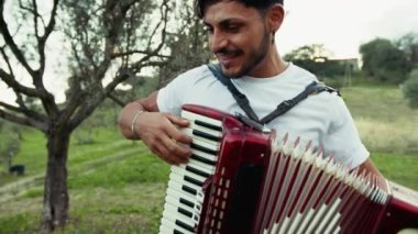 Doğada Geleneksel Alet Oynayan Adam 