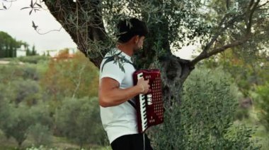 Doğada Geleneksel Alet Oynayan Adam 
