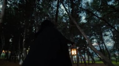 Bir fenerle Ormanda Yürüyen Gizemli Adam . 