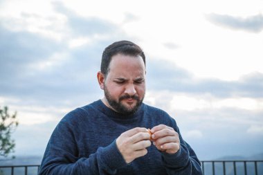 Bir erkeğin farklı ifadeleri ve duyguları. 