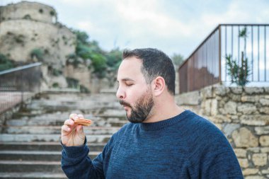 Bir erkeğin farklı ifadeleri ve duyguları. 