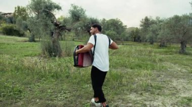 Doğada Geleneksel Alet Oynayan Adam 