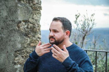 Bir erkeğin farklı ifadeleri ve duyguları. 