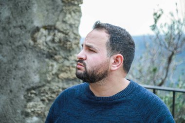 Bir erkeğin farklı ifadeleri ve duyguları. 