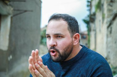 Bir erkeğin farklı ifadeleri ve duyguları. 