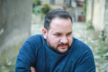 Bir erkeğin farklı ifadeleri ve duyguları. 