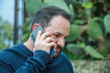 Bir erkeğin farklı ifadeleri ve duyguları. 