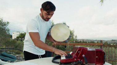 Doğada Geleneksel Alet Oynayan Adam 