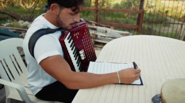 Doğada Geleneksel Alet Oynayan Adam 