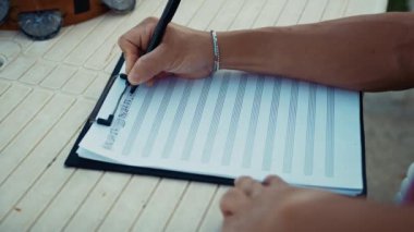 Doğada Geleneksel Alet Oynayan Adam 