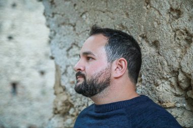 Bir erkeğin farklı ifadeleri ve duyguları. 