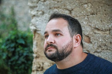 Bir erkeğin farklı ifadeleri ve duyguları. 