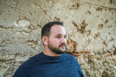 Bir erkeğin farklı ifadeleri ve duyguları. 