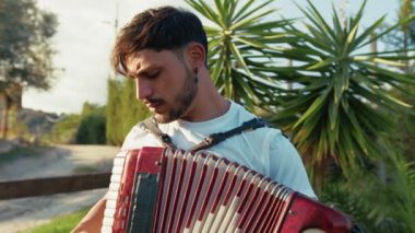 Doğada Geleneksel Alet Oynayan Adam 