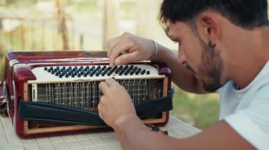 Doğada Geleneksel Alet Oynayan Adam 