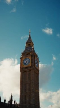 Büyük Ben Londra 'da Mavi Gökyüzünde . 