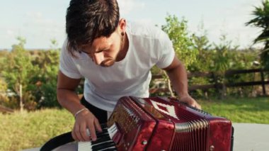 Doğada Geleneksel Alet Oynayan Adam 