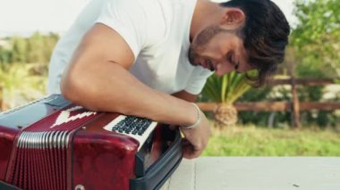 Doğada Geleneksel Alet Oynayan Adam 