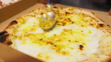 Şef, pizzayı jambon ve sosla tanımlıyor.. 