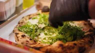 Kuru domates ve jambonlu renkli pizza tabağı. .