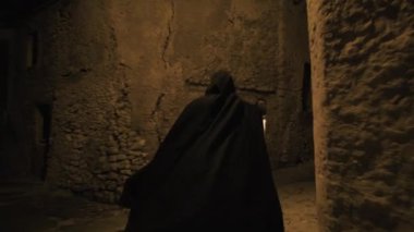 Ortaçağ Pilgrim Gece Koşuyor . 