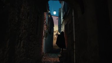 Koyu renk elbiseli bir adam ve yürüyen ve arayan bir fener. 