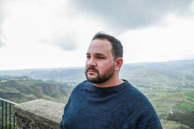 Bir erkeğin ifade ve hisleri 