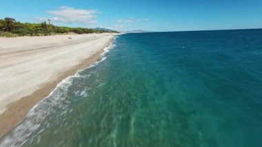 Kıyı şeridine yakın Derin Mavi Deniz . 