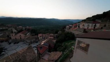 Geleneksel İtalyan Küçük Kasabası 'nda Hızlı Düşme . 