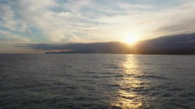 Gün batımı için deniz üzerinden güneş batıyor..