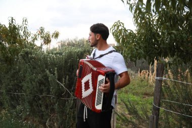 Profesyonel Bir Akordiyon Oyuncusunun Tekniği ve Yeteneği .