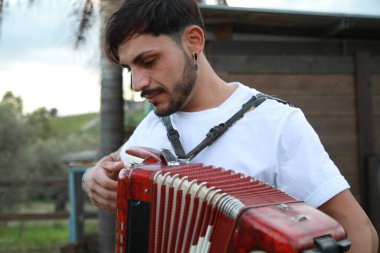 Müzisyen Akordeon Notaları Kırsal Havayı Zenginleştiriyor. 