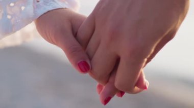 Bir çift gün batımında bebek paylaşımı bekliyor..